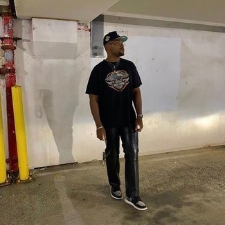 С чем носить черную футболку с принтом мужчине