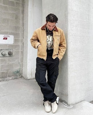 С чем носить черную футболку с принтом мужчине