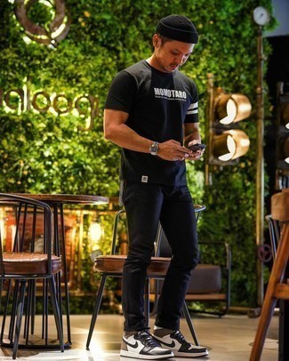 С чем носить черную футболку с принтом мужчине