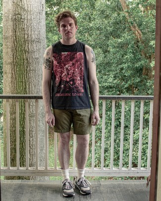 С чем носить черную майку с принтом мужчине