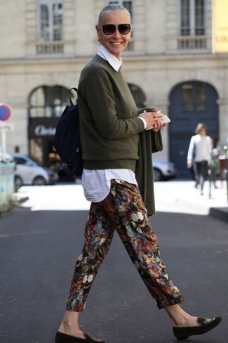 С чем носить черные брюки-галифе с принтом женщине