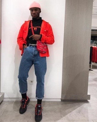 Как носить черную водолазку с принтом с синими джинсами мужчине