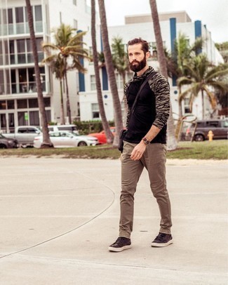 С чем носить черную водолазку с принтом мужчине