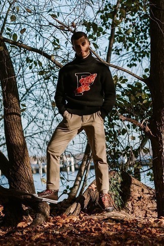 С чем носить черную шерстяную водолазку с принтом мужчине