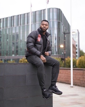 Какие кроссовки носить с черным пуховиком мужчине
