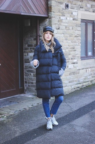 Как носить черный пуховик с синими джинсами женщине