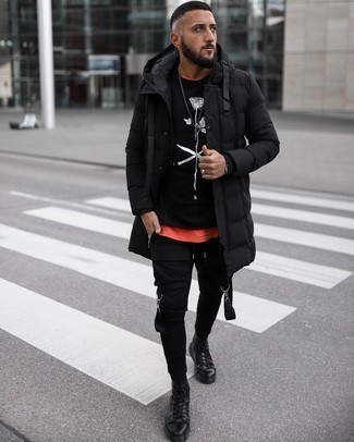 Какие свитера с круглым вырезом носить с черным пуховиком мужчине