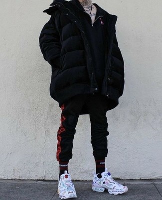 Какие спортивные штаны носить с черным пуховиком мужчине