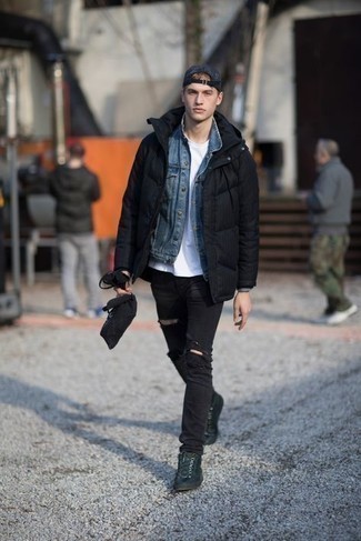 Как носить черную куртку-пуховик с черными кожаными повседневными ботинками мужчине
