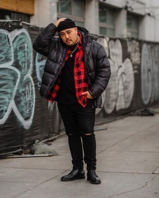 Как носить черную куртку-пуховик с черными кожаными повседневными ботинками мужчине