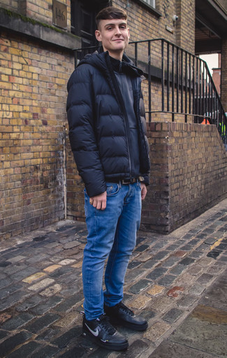 Как носить черную куртку-пуховик с синими джинсами мужчине