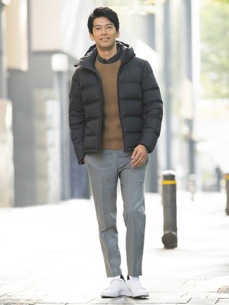 Какие классические брюки носить с черной курткой-пуховиком мужчине