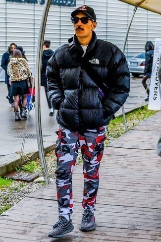 Как носить черную куртку-пуховик с серыми брюками карго