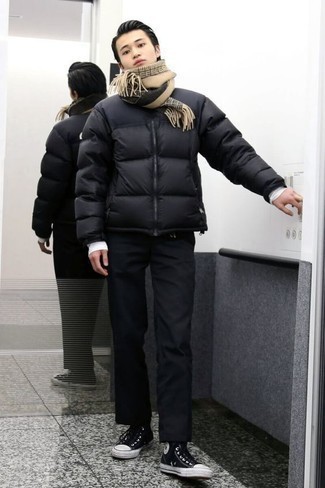 Какие высокие кеды носить с черной курткой-пуховиком мужчине