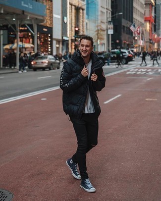 Какие высокие кеды носить с черной курткой-пуховиком мужчине