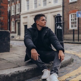 Какие джинсы носить с черной курткой-пуховиком мужчине