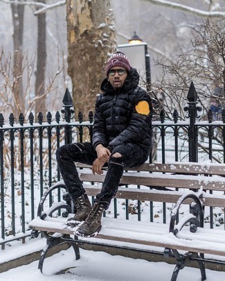 Какие джинсы носить с черной курткой-пуховиком мужчине