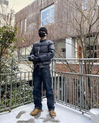 Какие джинсы носить с черной курткой-пуховиком мужчине