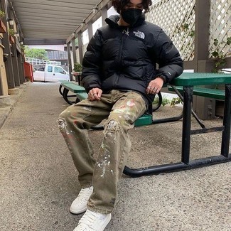 Какие джинсы носить с черной курткой-пуховиком мужчине