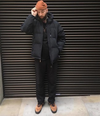 Какие низкие кеды носить с черной курткой-пуховиком мужчине