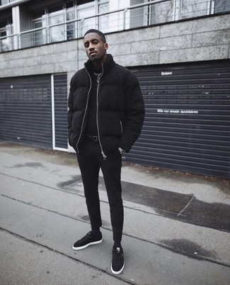 Какие низкие кеды носить с черной курткой-пуховиком мужчине