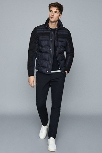 Какие низкие кеды носить с черной курткой-пуховиком мужчине