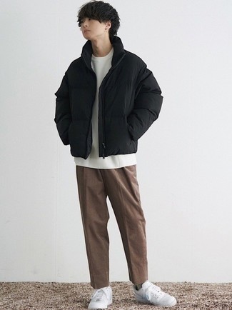 Какие низкие кеды носить с черной курткой-пуховиком мужчине