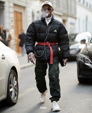 Как носить черную куртку-пуховик с оливковыми брюками карго