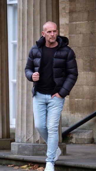 Как носить черную куртку-пуховик с белыми низкими кедами мужчине