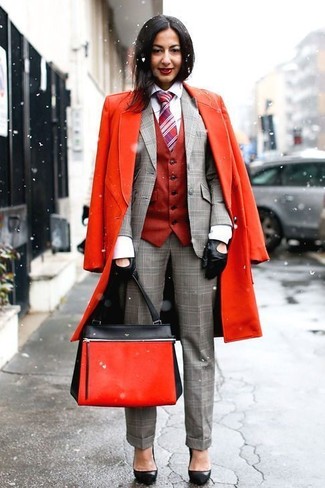 Какие классические брюки носить с черными туфлями