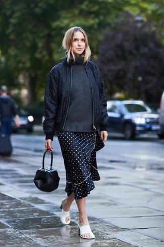 С чем носить черный стеганый бомбер женщине