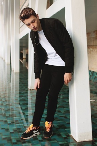 С чем носить черный стеганый бомбер мужчине