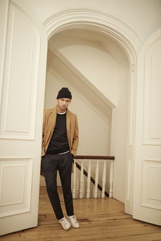 С чем носить черный стеганый свитер с круглым вырезом мужчине