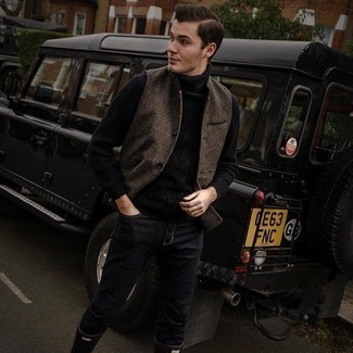 Какие водолазки носить с черными резиновыми сапогами мужчине