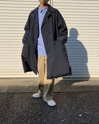Как носить черный дождевик с бежевыми брюками чинос