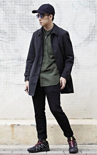 Как носить черный дождевик с черными кроссовками мужчине