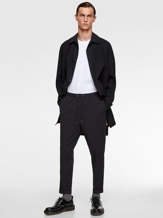 Как носить черный дождевик с черными брюками чинос