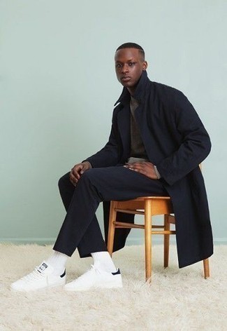 Как носить черный дождевик с черными брюками чинос