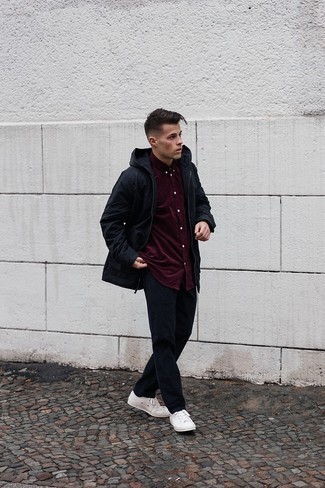 Как носить черный дождевик с черными брюками чинос