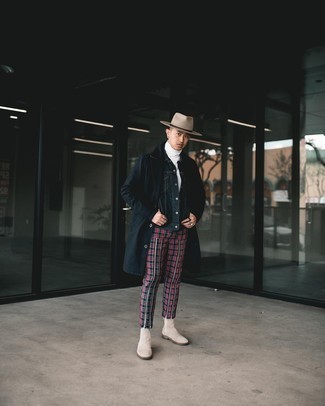 Какие джинсовые куртки носить с черным дождевиком мужчине