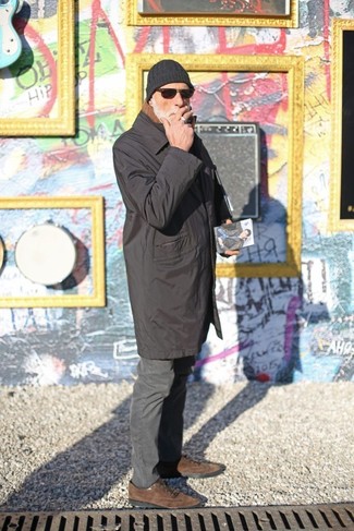 Как носить черный дождевик с серыми брюками чинос