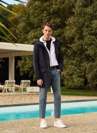 Какие джинсы носить с черным дождевиком мужчине