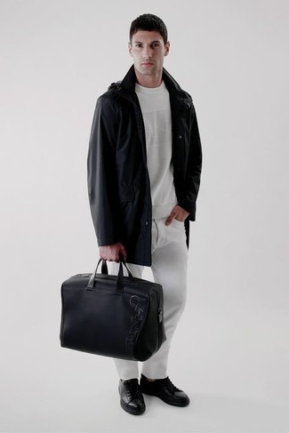 Какие джинсы носить с черным дождевиком мужчине