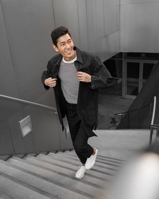 Какие джинсы носить с черным дождевиком мужчине