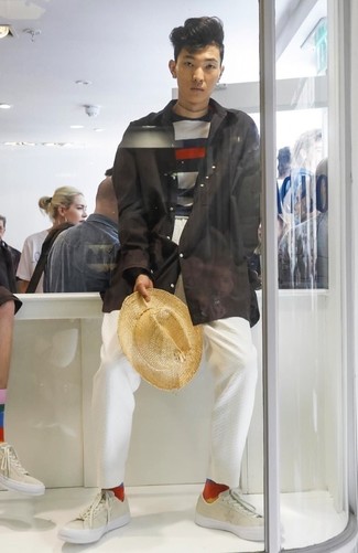 Какие низкие кеды носить с черным дождевиком мужчине