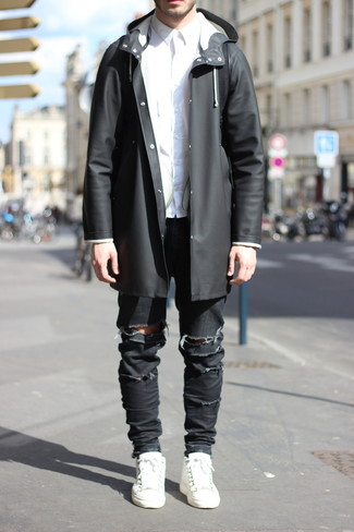 Какие низкие кеды носить с черным дождевиком мужчине