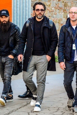 Какие низкие кеды носить с черным дождевиком мужчине