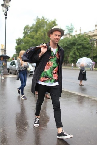 Какие низкие кеды носить с черным дождевиком мужчине