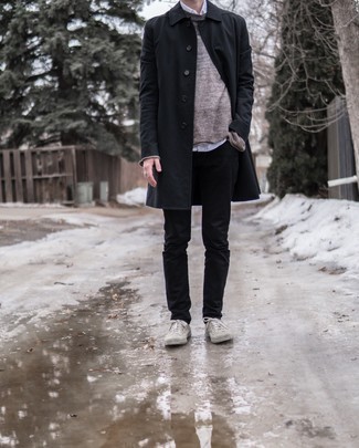 Какие низкие кеды носить с черным дождевиком мужчине