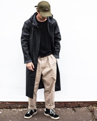 Какие низкие кеды носить с черным дождевиком мужчине